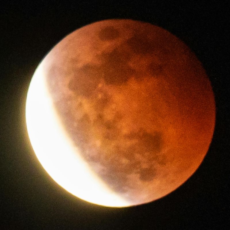 midnight-eclipse-total-lunar-eclipse-over-the-ocean