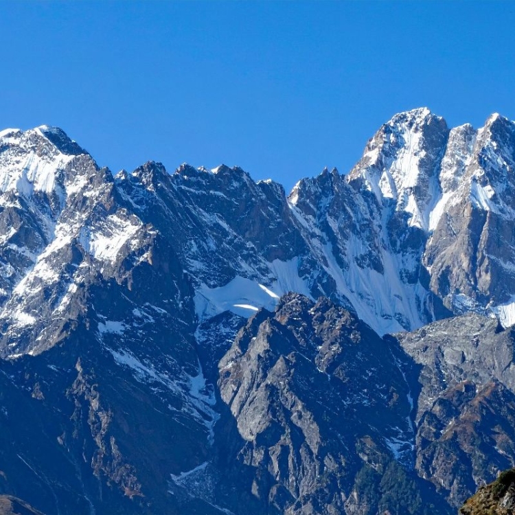 mountain-serenity-snow-capped-peaks-and-clear-skies